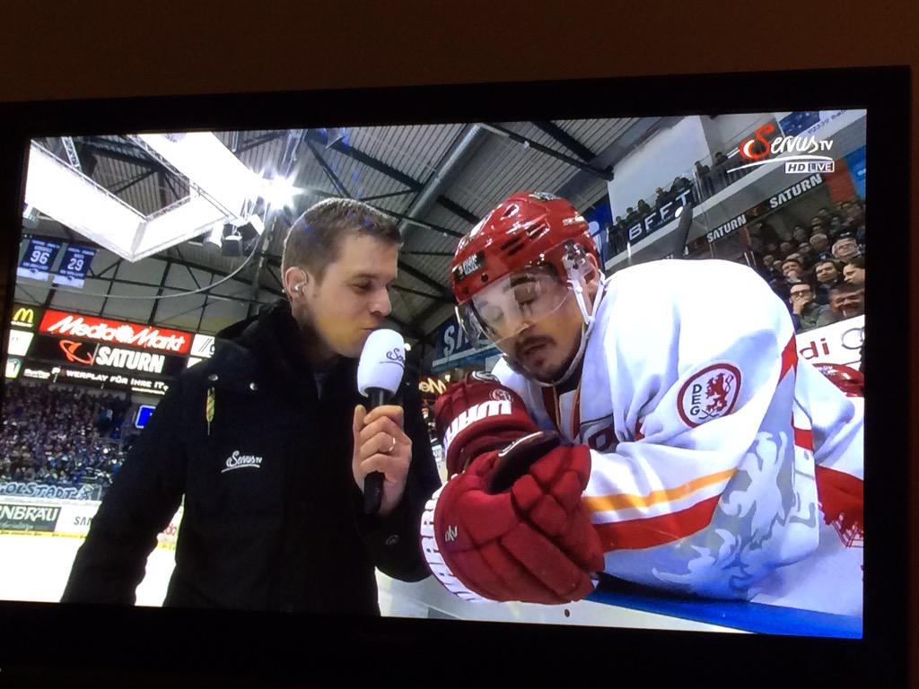L_deRuiter's tweet photo. "Fieldinterview" während des dritten Drittels im Play-off-Spiel... Herrlich unkomplizierte Menschen #ERCDEG #playoffs http://t.co/QYbyf6xEoI