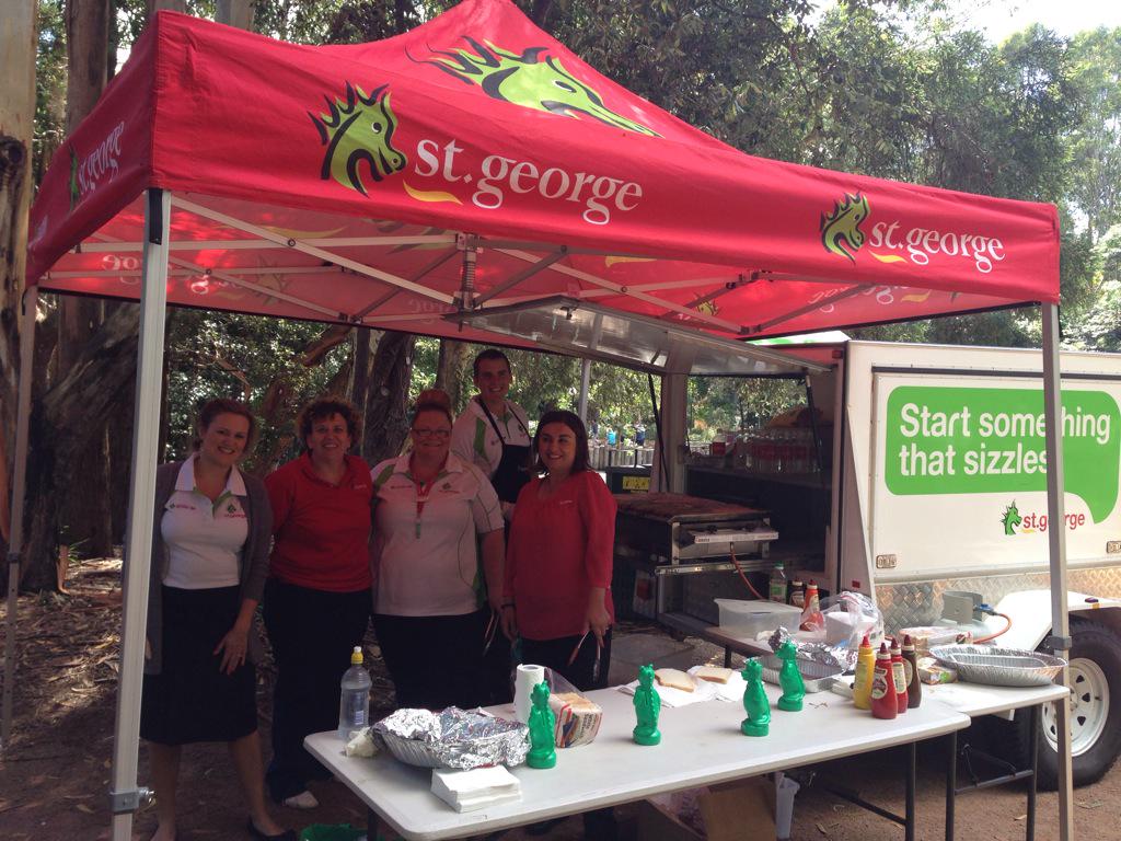 BecstarNin's tweet photo. Cooking up a storm @dragonhub_UOW @keens_keen @AnneMareeCurren #startsomethingthatsizzles http://t.co/sf6SOJh3Kk
