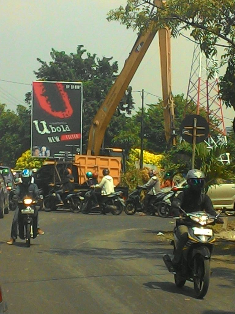 ahadriyanto's tweet photo. @e100ss menur pumpungan arah manyar merambat ada pengerukan sungai, ekornya sudah di depan gunawangsa. http://t.co/yxmUbnEbBJ