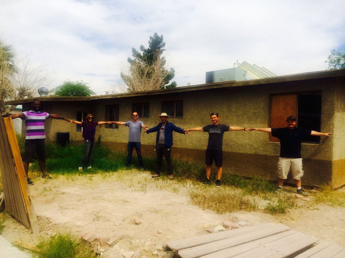 Scott_Yancey's tweet image. No new fence in the budget.. Amie and the Film Crew lending a helping hand! #FIippingVegas #TeamWork #GoliathCompany
