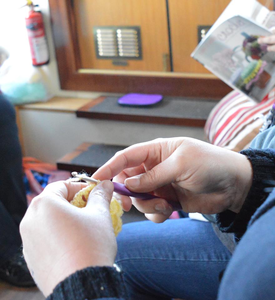 _allhandsondeck's tweet photo. Captain's Log...made on board - knitting (@LS13CraftGrp ), guerilla crocheting (@SassyDivasLeeds) new drivers - 15. http://t.co/Xpzn1YpmDD