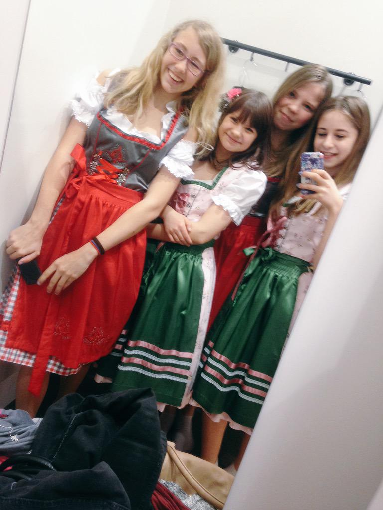 Stephi_yolo's tweet photo. Dirndl🎀 http://t.co/WHcnXMEqEA