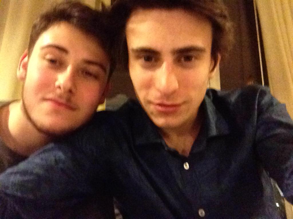 laciuela's tweet photo. Tweet importante con Sevo #reditwitter #rediframpula #occhioaljolly #tobagoteam 👑👑👍👍😘😂🎉👏 http://t.co/t2LtMQbeVF