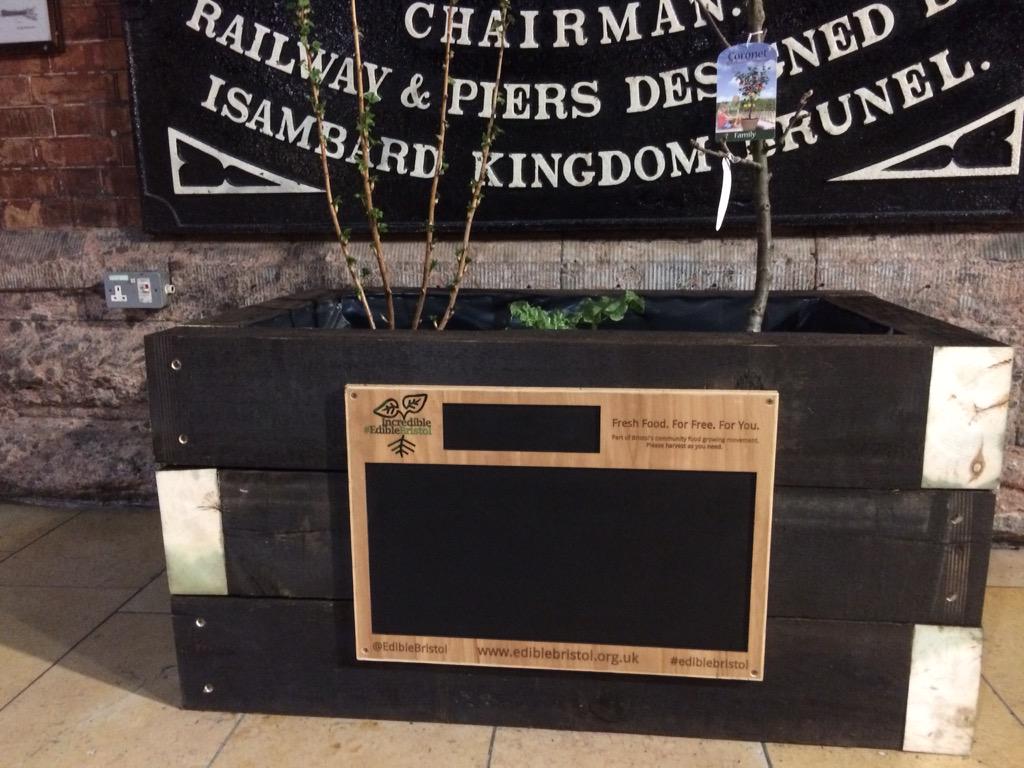 Fantastic <a href="/EdibleBristol/">IncrEdibleBristol</a> beds in Temple Meads! And nice signs too!