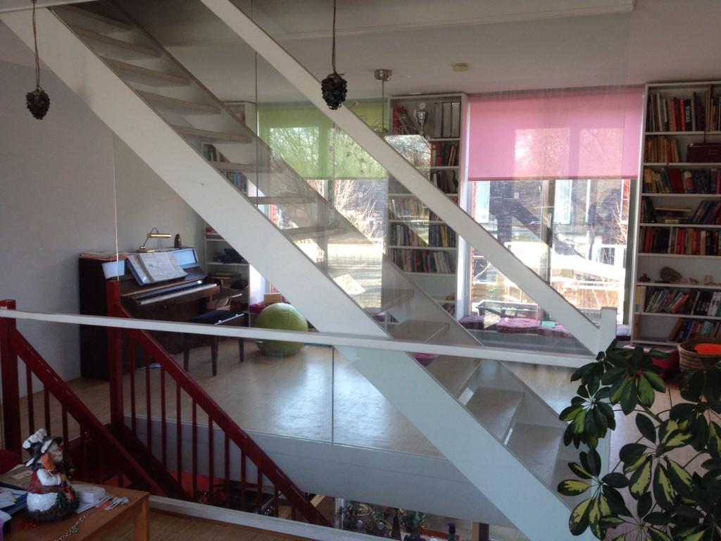 hoekstraglas's tweet photo. Weer een mooie opdracht met trap -en balustradebeglazing gerealiseerd http://t.co/5FKNf5s9qM