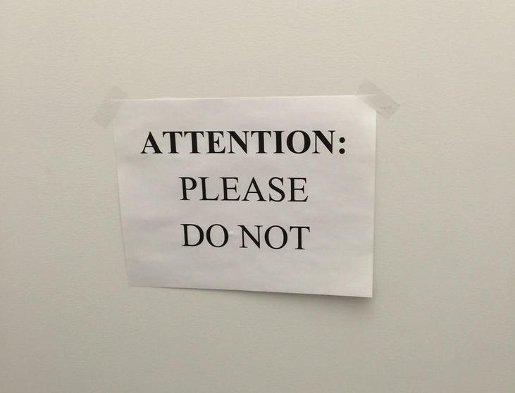 Please do not block entrance passive. Please do not go. Please do not go. Signs please do not feed. Do not disturb табличка на дверь.