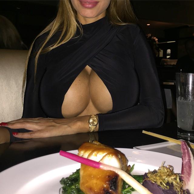 royandkingsley's tweet photo. #busty #plastic #bimbo #dinner http://t.co/V9VrDaPIEa