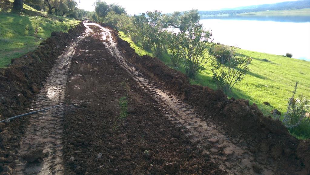 pueblainfantes's tweet photo. En fase de construcción el nuevo sendero los Almendros, un sendero que va por el margen izquierdo del pantano J.Toran http://t.co/PbhclDBiYm