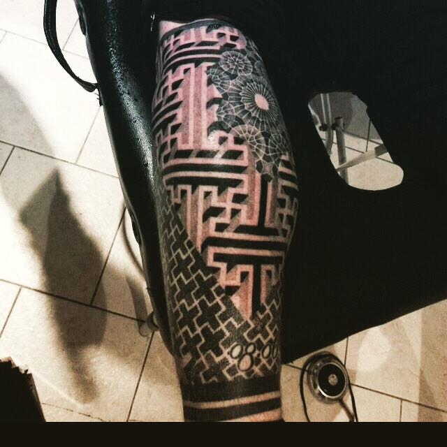 SouthCoastInkBM's tweet photo. Come see @robwilliamson78 for new ink...3d leg sleeve on @gaz_zer #Bournemouth #superstudio #tattoo #ink #sleeve #leg http://t.co/2bhcMCDykI