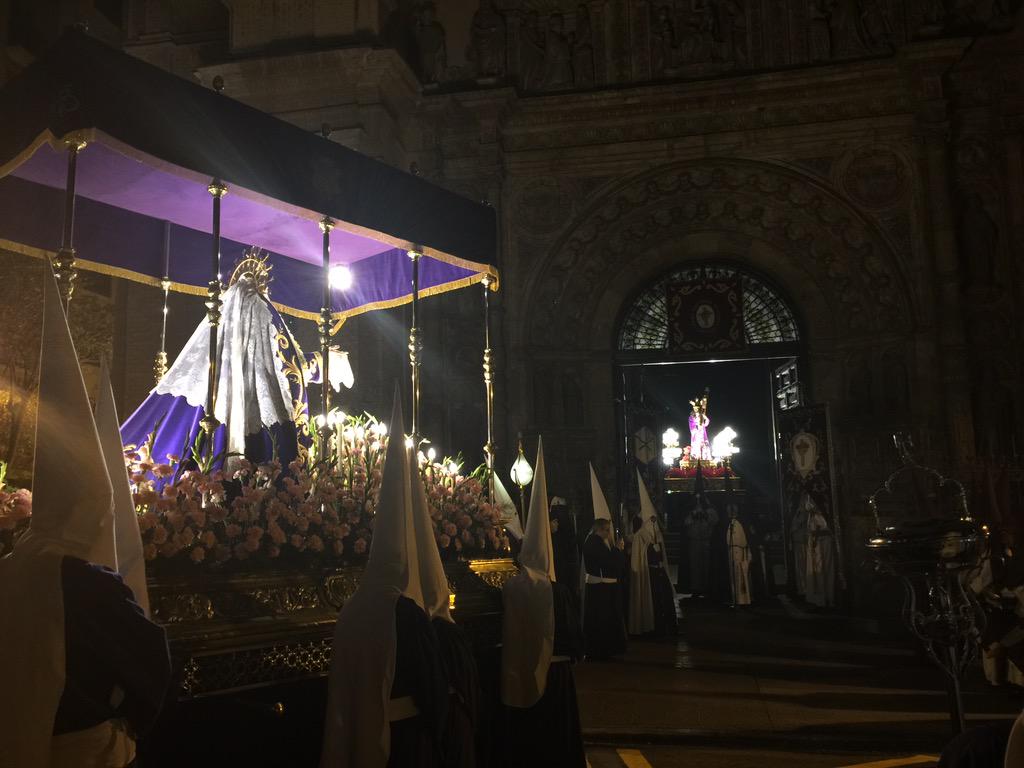 CALVARIO_ZGZ's tweet photo. Nuestro Jesús con la Cruz a cuestas, sale al encuentro de su madre. http://t.co/2yB0K0jiam