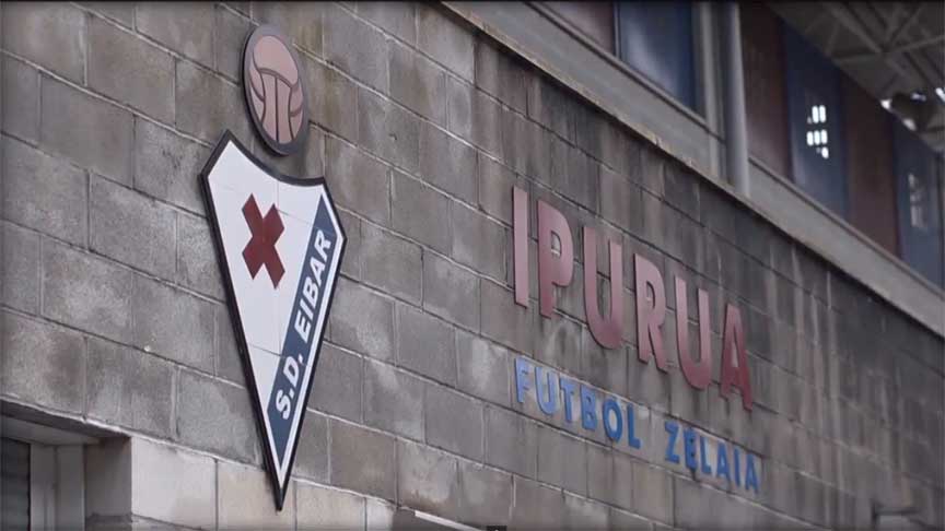 michaelrobinson's tweet photo. El estadio más pequeño, el presupuesto más exiguo y, quizá, la afición más ilusionada @sdeibar http://t.co/1pwUFlp0L1 http://t.co/hy8HTfbaZP