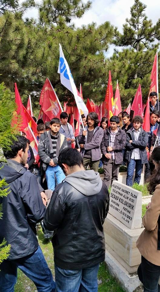 Devrim Şehitleri Mücadelemizde Yaşayacak!
Ankara / ON'ların anmasının ardından Serap Kolukırık mezarı başında anıldı.