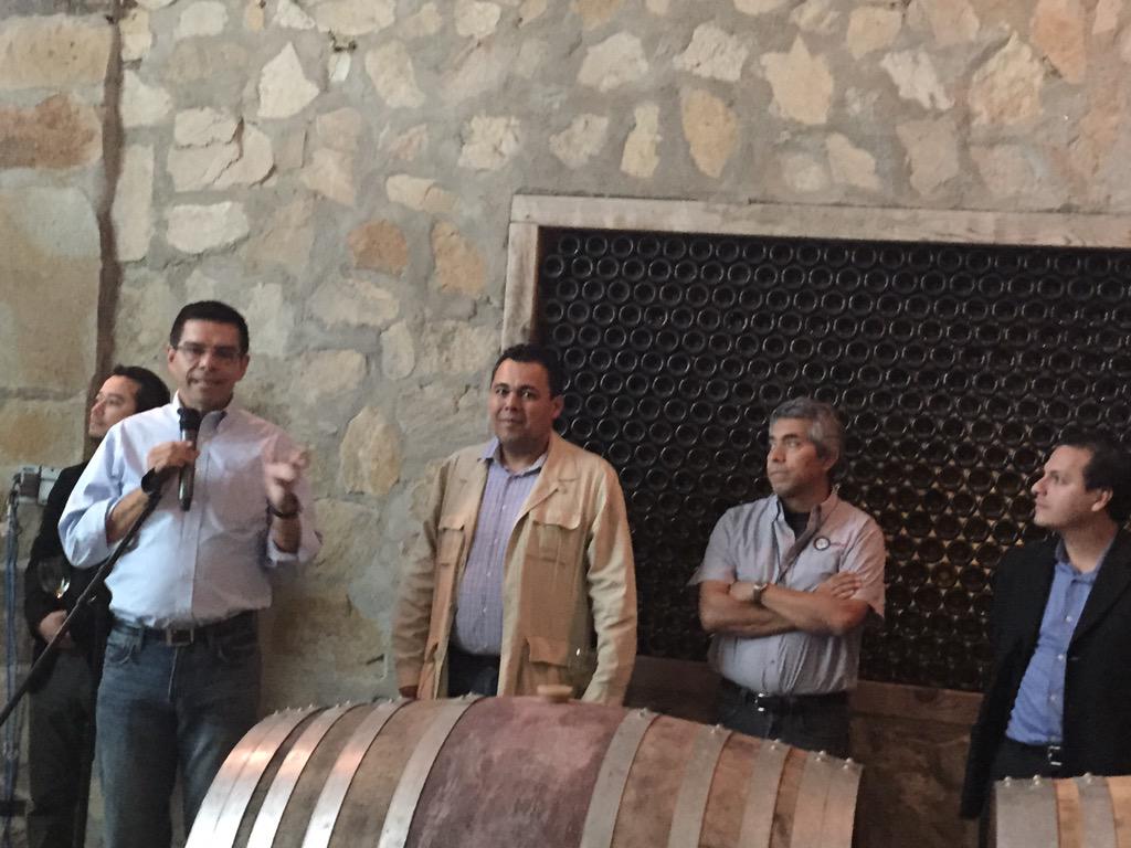 LailaChemor's tweet photo. #BC #VallesdeEnsenada @EnriqueJacobR @INADEM_SE reunión con productores beneficiados #FNE2014 #SistemaProductoVID http://t.co/ImxcxvnEEV
