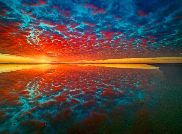 rollingtravel's tweet photo. Preciosas nubes se reflejan en el lago Eyre, Australia. http://t.co/lxkHuN4waR