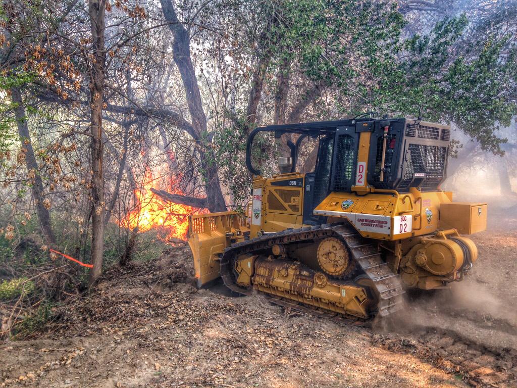 SBCOUNTYFIRE's tweet image. #SBCoFD Special Operations #Dozer 2 working the fire line on the #RiverBottom #Fire