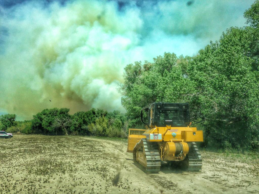 SBCOUNTYFIRE's tweet image. #SBCoFD Special Operations #Dozer 2 working the fire line on the #RiverBottom #Fire
