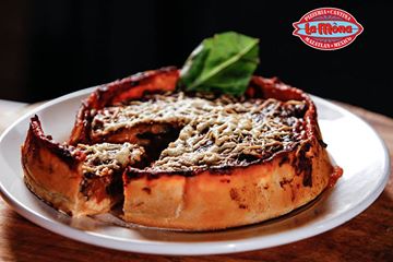 Te recomendamos nuestro Pay Pizza con rodajas de berenjena, queso gouda, salsa de tomate y queso parmesano.