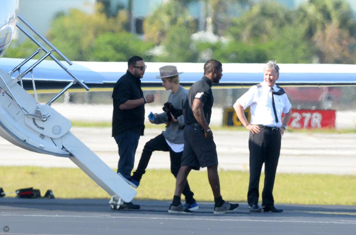 biebersmaniabr's tweet photo. #2 Justin deixando Miami em um voo privado - 31/03 http://t.co/RMRWDhDE3U http://t.co/X5VNuYaVcJ