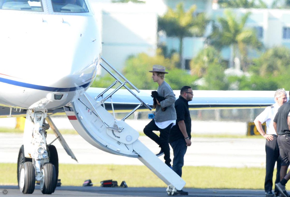 biebersmaniabr's tweet photo. #2 Justin deixando Miami em um voo privado - 31/03 http://t.co/RMRWDhDE3U http://t.co/X5VNuYaVcJ
