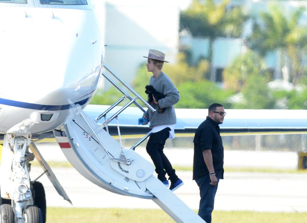 biebersmaniabr's tweet photo. #2 Justin deixando Miami em um voo privado - 31/03 http://t.co/RMRWDhDE3U http://t.co/X5VNuYaVcJ