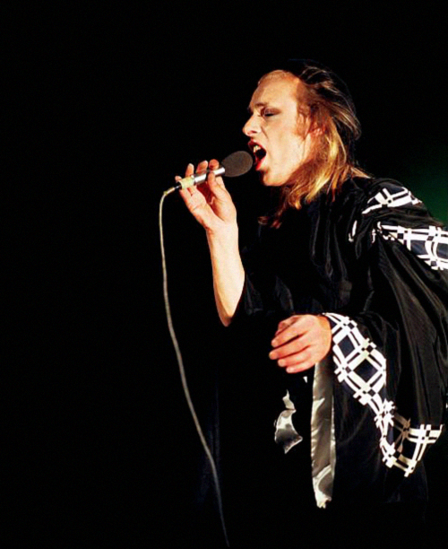 dark_shark's tweet photo. Brian Eno live, 1974 http://t.co/ZAPxMU6DCN
