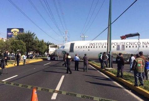 Avión ‘aterriza’ en el Poli share.mile.io/QcaPU9k