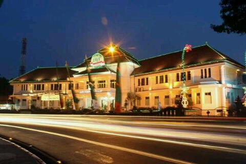 acoy_aji's tweet photo. Congrat untuk Kota Malang yang ke 101th <=-P http://t.co/9yWJHsKlWW