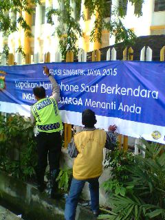 TMCPoldaMetro's tweet photo. Pemasangan spanduk Keselamatan berlalu lintas di Simpang PTT Tj.Priok #simpatikjaya2015 http://t.co/fIRhlmqvt7