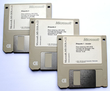 fgpoint's tweet image. ¿Quién recuerda haber instalado MS-DOS, en tres pasos de insertar y sacar diskettes de 5 ¼? #oldschool