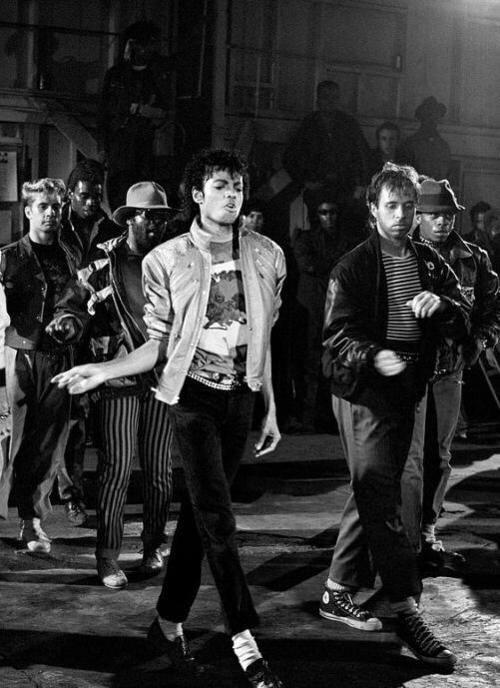 mjkingforever's tweet photo. 32 years ago today, Beat It premiered on MTV. 😍😎
#MJFOREVER http://t.co/WU14OGHdtg