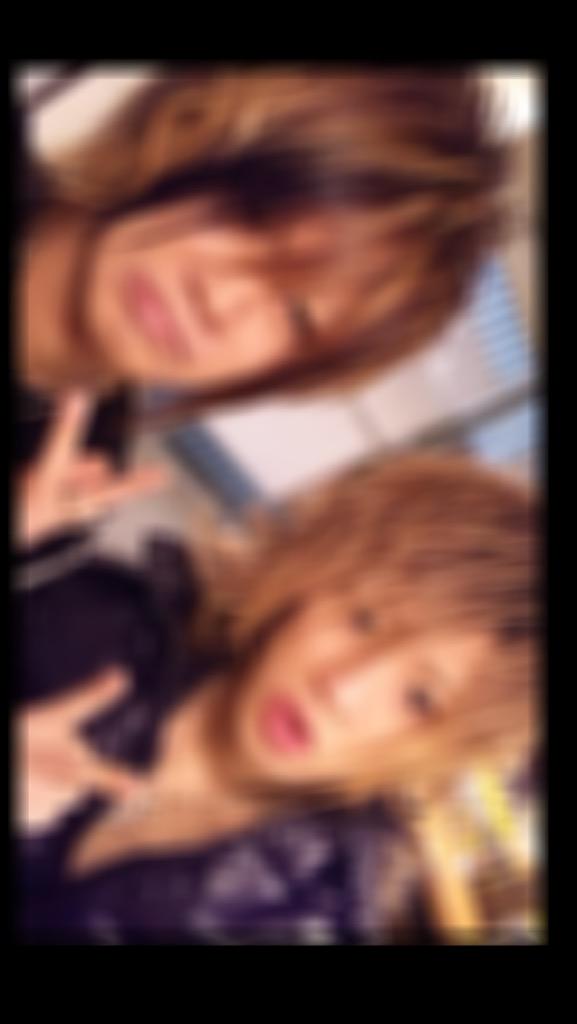 hinamhi's tweet photo. 短い期間だけど歌舞伎町でホストしていたことがあって先輩は色恋、枕当たり前だったけど売り掛け飛ばれたりとかほんとあかんかった

自分は酒が飲めないのでボトルの中完全に水だった。

写真は元から加工にぼかしを加えたので誰だかわからん状態w http://t.co/tlVQhMzjP6