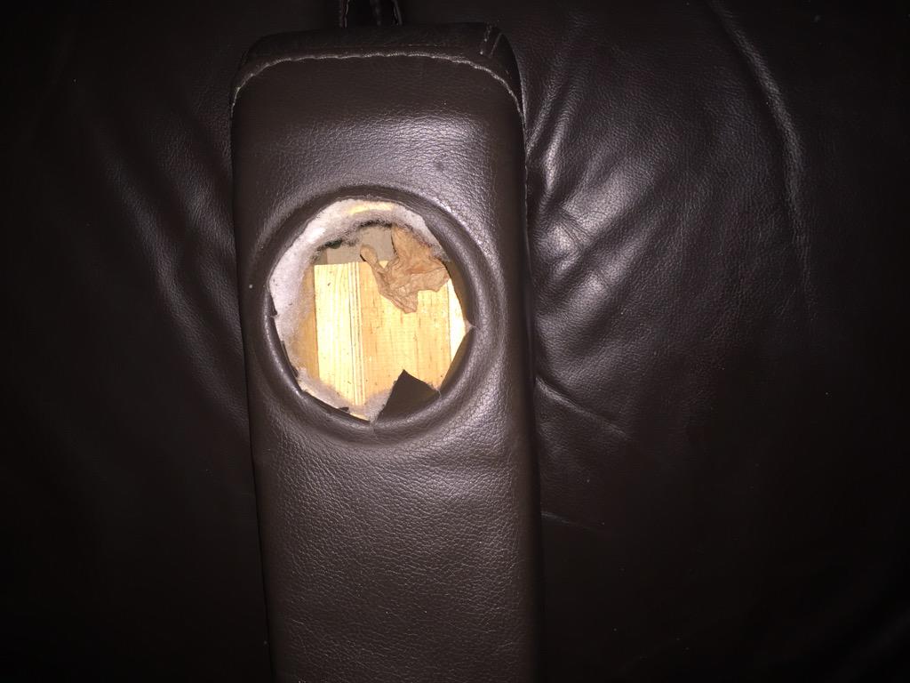 CarBenavides's tweet photo. @Cinepolis @AyudaCinepolis mis lugares en VIP; oxidado, sin porta vasos y palomitas en el piso, que mugrero! http://t.co/e4YdmDNWRn