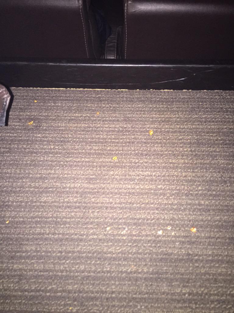 CarBenavides's tweet photo. @Cinepolis @AyudaCinepolis mis lugares en VIP; oxidado, sin porta vasos y palomitas en el piso, que mugrero! http://t.co/e4YdmDNWRn