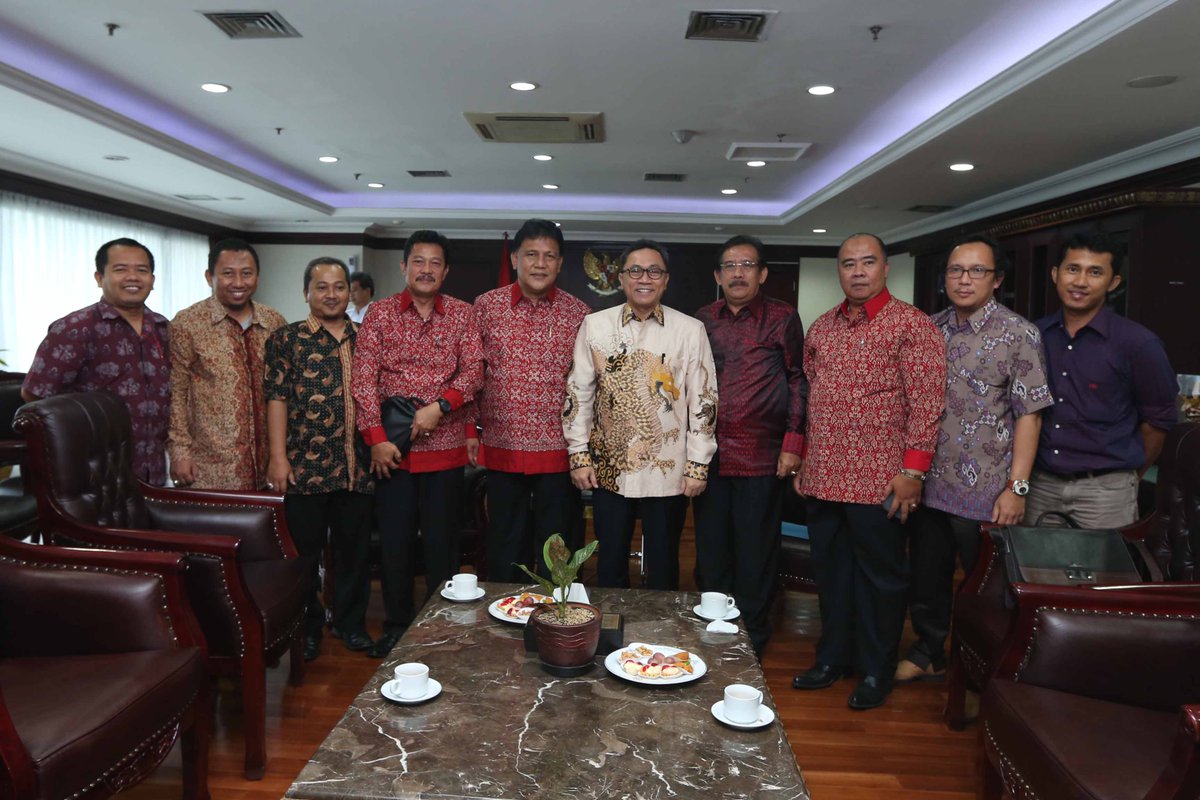 RT <a href="/ZUL_Hasan/">ZULkifli Hasan</a>: Kala menerima kunjungan rekan alumni Fakultas Hukum Unila. Mari berkarya untuk kemajuan indonesia.