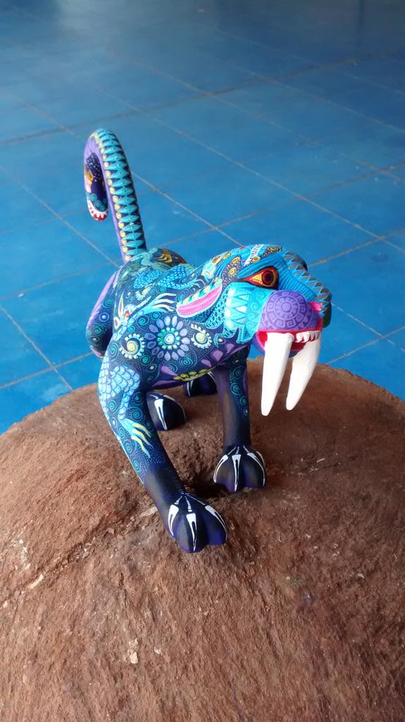 ArtCopal's tweet photo. Madera de copal,moldeada con machete y navaja,pintada a mano una creación única Fabrijes, Oaxaca . http://t.co/FX5aYXyYBC