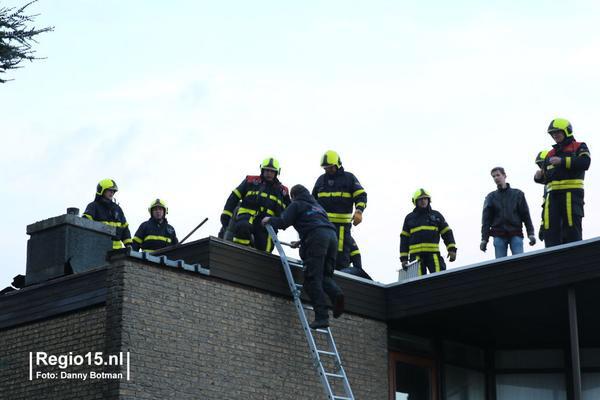 brouwerbustin's tweet photo. Ook hier staat @brouwerbustin klaar voor mensen met #stormschade op de #anjerlaan dank aan @regio15 voor de foto's http://t.co/bxBhXG6wXZ