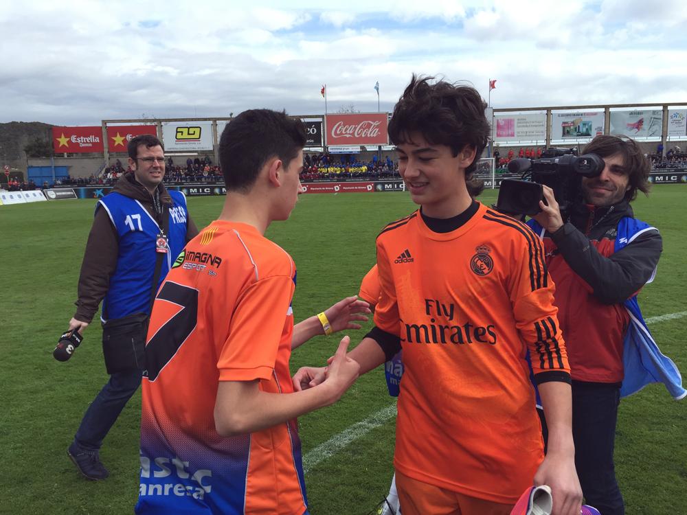 torneomic's tweet photo. El portero de @lafabricacrm @ToniFuidias1 campeón del #mic12 con el @NASTICMANRESA reencuentra a sus antiguos colegas http://t.co/SWQg4C4ObP