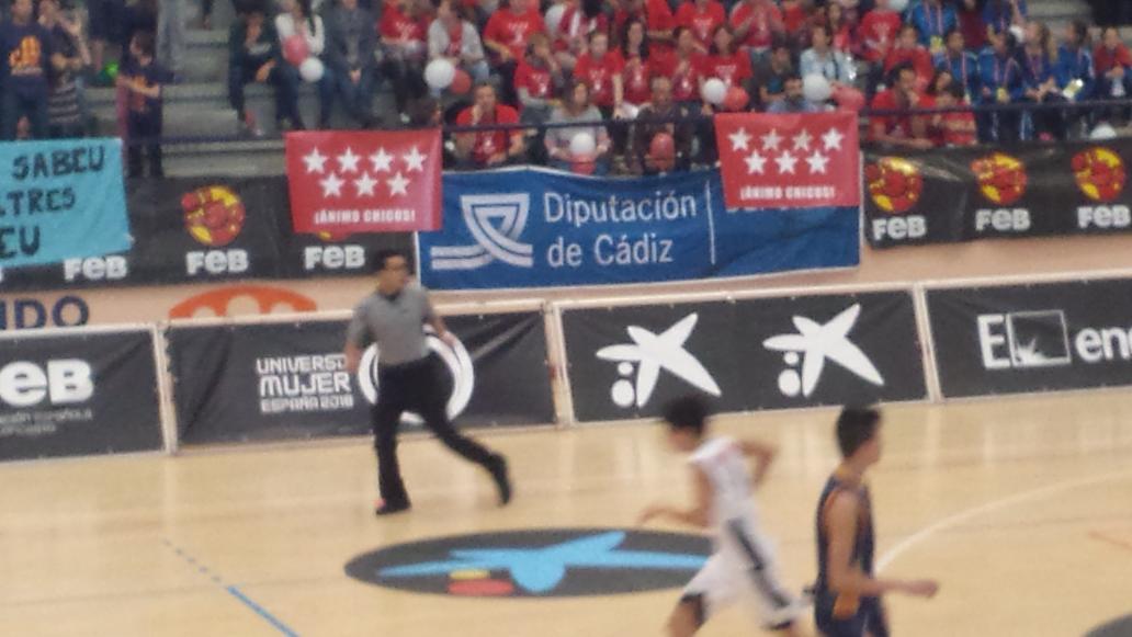 ELISAGOMEZB's tweet photo. Aragón en la final masc #Mini2015 Nuestro árbitro Roberto Lucas. Orgullosos.
@FabasketAragon @sircharls31 http://t.co/2Vf4l1lA9M