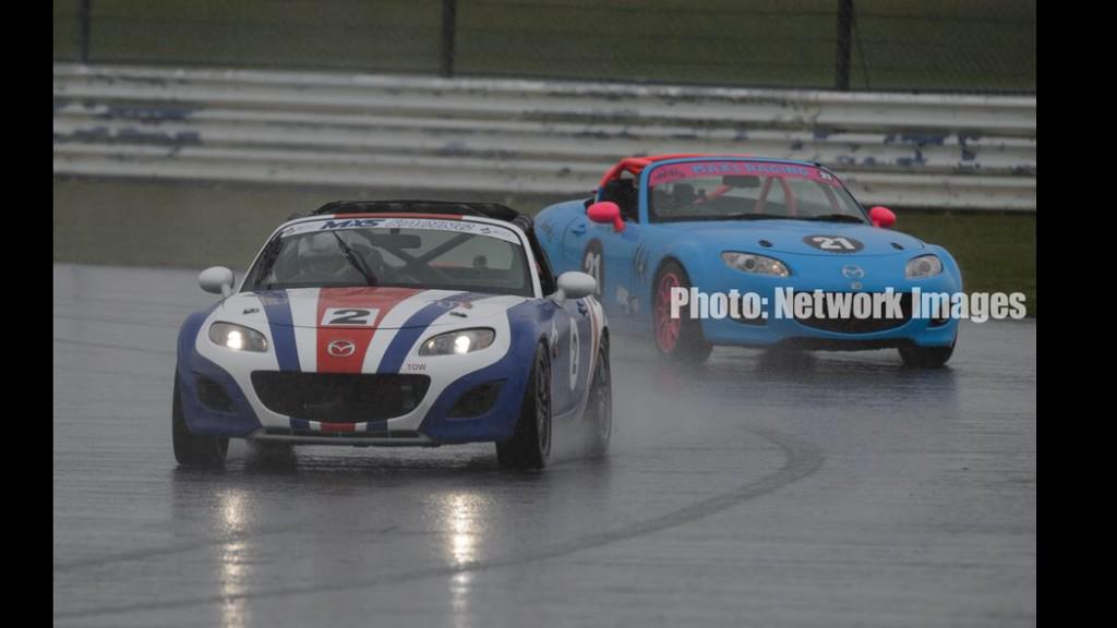 Max5Racing_UK's tweet photo. Race2 mx5 mk3's @SilverstoneUK went to @JonHalliwell1 @MotorsTV live #mx5 #mx5racing http://t.co/0eVQEiL7wh