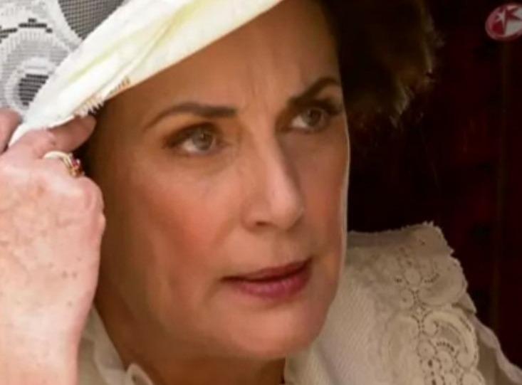 FansdHelenaRojo's tweet photo. Mirada que atrapa #TeAmamosHelena http://t.co/MGR6WpOZ0R