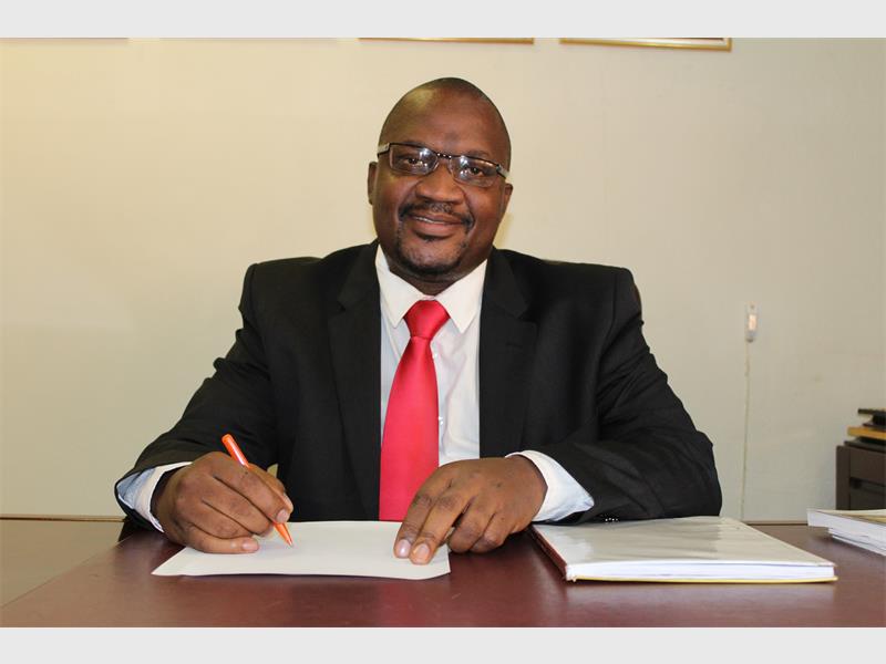 JeanneVWHerald's tweet photo. Randfontein's name 2 change http://t.co/2ZFSxpLZkx @CPFRandfontein @KiaRandfontein @RNuusblad @randpigspot @RftnShow http://t.co/gUOFJUdLKJ