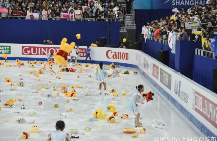 HanyusPooh's tweet photo. Let's just say that it's getting a little crowded here at Yuzuru's place after #WCShanghai. #Cousins #StockUpOnHoney http://t.co/LVIiCBErwN
