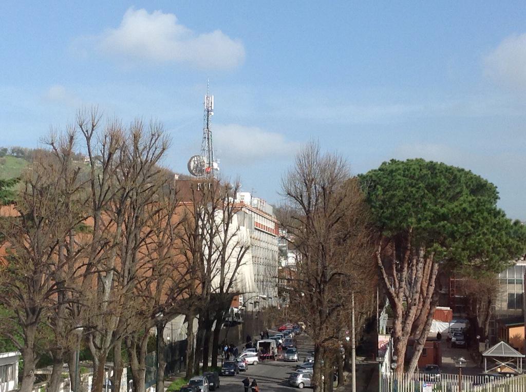MonicaLeofreddi's tweet photo. @Briatore ma che meraviglia..di tutta risposta..#napoli vista Rai http://t.co/PbfgF7CikG