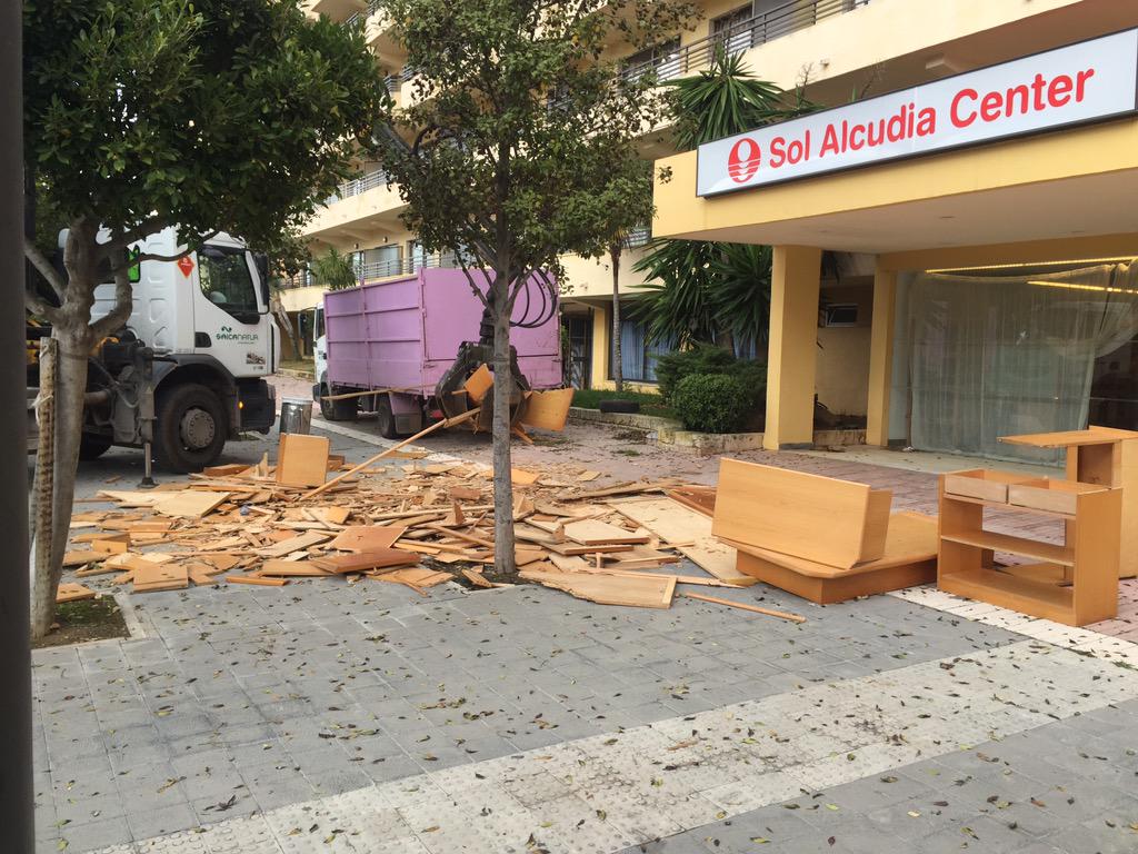 DuqueExpress's tweet image. Realizando trabajaos de retirada de mobiliario en Sol Alcudia Center y Sol Barbados en Palma de Mallorca.