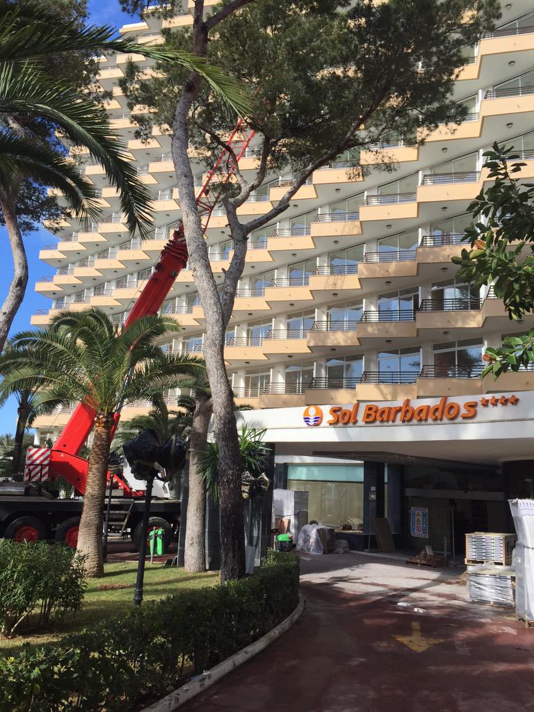 DuqueExpress's tweet image. Realizando trabajaos de retirada de mobiliario en Sol Alcudia Center y Sol Barbados en Palma de Mallorca.