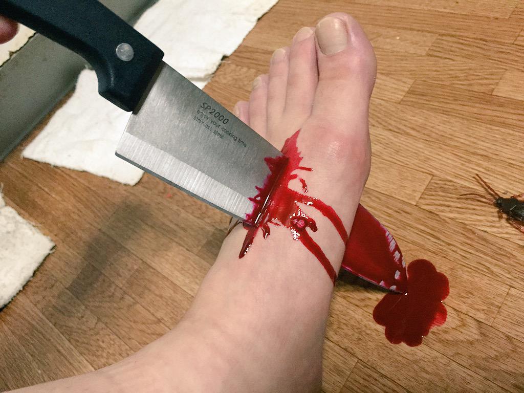 O Xrhsths 荻原のぞみ Sto Twitter Yurirmpo 帰りに100均で買った包丁を帰宅と同時にへし折って準備 去年買って残って た血糊を垂らして出来上がり 笑 予算100円 笑 Http T Co Nzwr7beytg Twitter