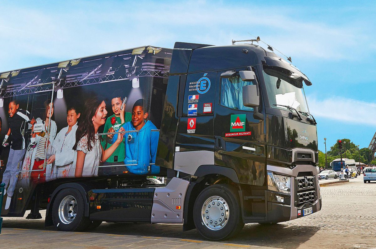 VilleDeRomans's tweet photo. Le Camion des mots à #RomanssurIsère demain, jeudi 2 avril.  #languefrançaise @camiondesmots http://t.co/mV6y7dORXV http://t.co/xbjoHhElTR