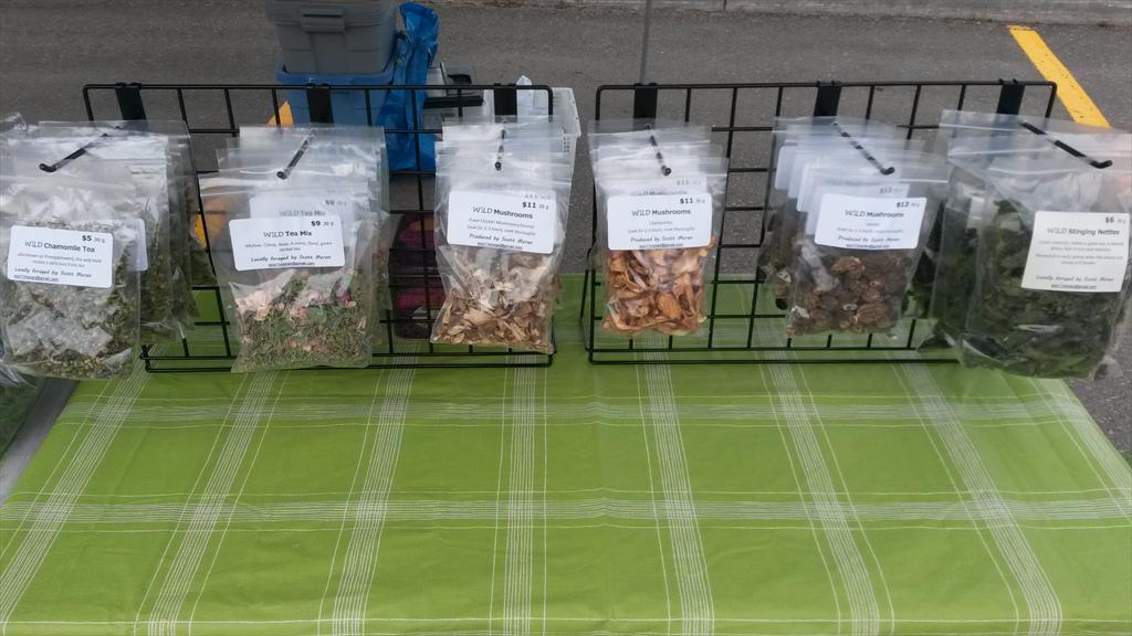 KelownaForager's tweet photo. First outdoor market of 2015 #KelownaMarket http://t.co/j9hdZ71KBn