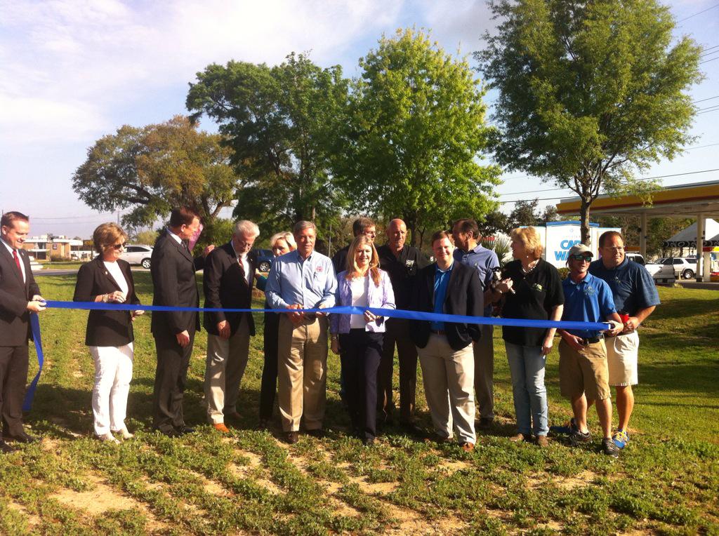 ARodNOLA's tweet image. Ribbon cut on Highway 190 project in Mandeville. Done bc businesses say people don't realize it re-opened 3 mnths ago
