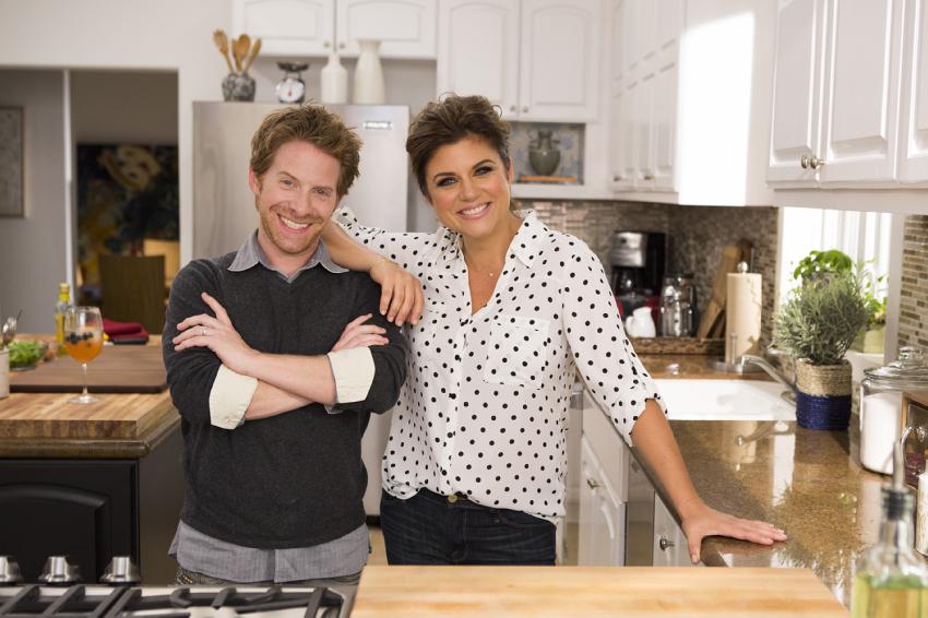 TiffaniThiessen's tweet photo. Tonight join me, @SethGreen &amp; @ClareGrant for a fun evening of pizza #dinnerattiffanis @CookingChannel #pullupachair http://t.co/YOVPM6dufi